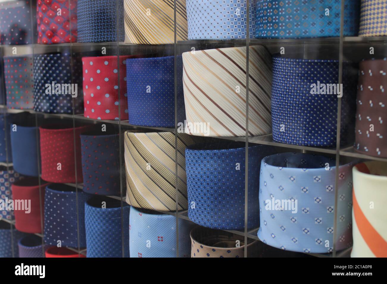 le cravatte da uomo in diversi colori sono esposte in un negozio di abbigliamento Foto Stock