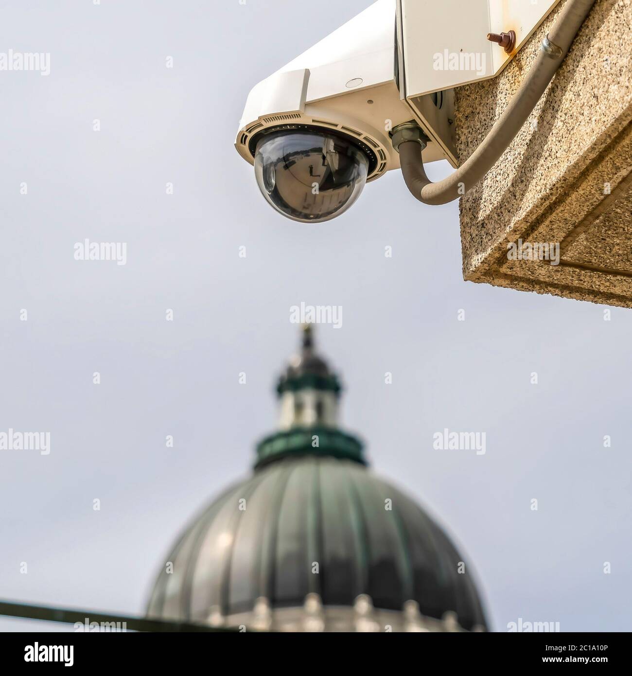 Telecamera tvcc con cupola di sicurezza per esterni con cornice quadrata e sfondo dell'edificio Utah state Capital Foto Stock
