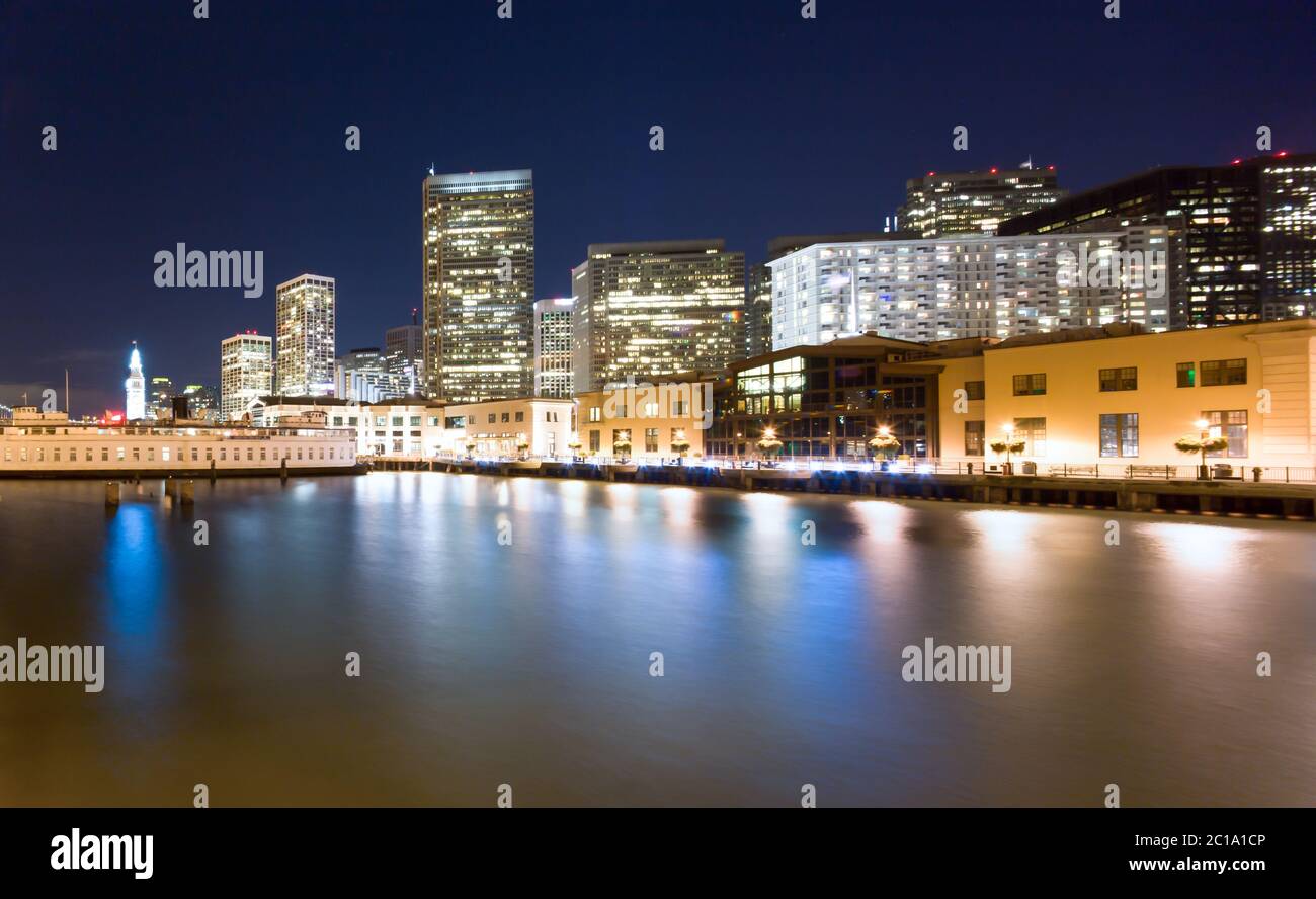 Edifici moderni in prossimità di acqua in città moderna Foto Stock