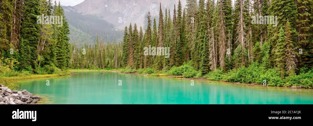 Panorama del lago di smeraldo vicino a Golden nel parco nazionale di Yoho nelle Montagne Rocciose canadesi, Columbia Britannica, Canada Foto Stock