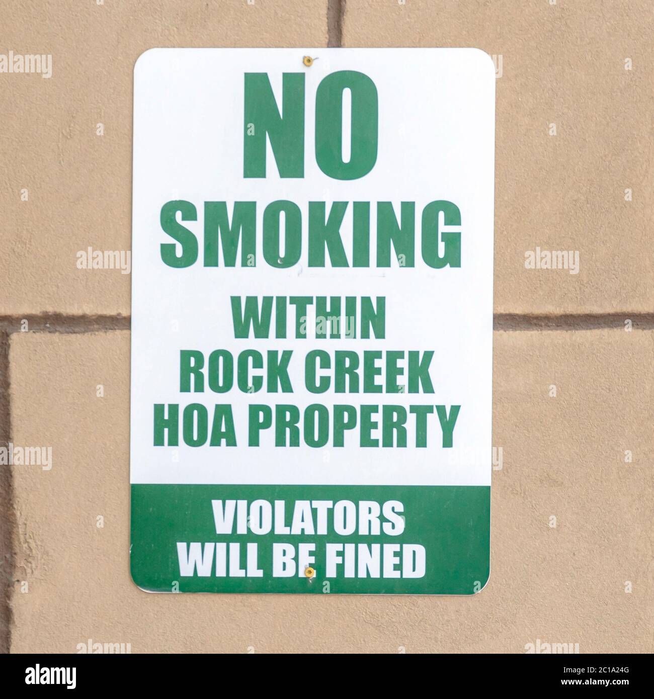 Quadro quadrato No Smoking segno sulla parete esterna in pietra di appartamento in Rock Creek Utah Foto Stock