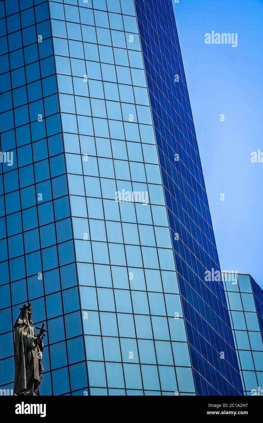 Statua di santa Maria nella parte anteriore del vetro moderno edificio per uffici a Santiago Foto Stock