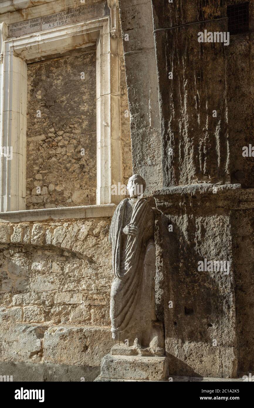 Arco San Pietro, statue togate di origine romana. Isernia, regione Molise, Italia, Europa Foto Stock