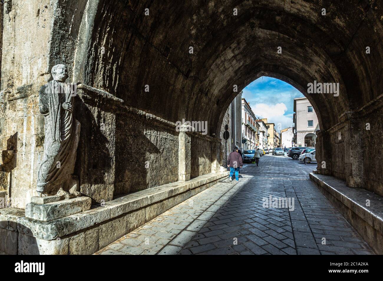 Arco San Pietro, statue togate di origine romana. Isernia, regione Molise, Italia, Europa Foto Stock