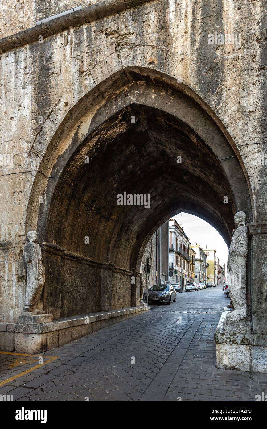 Arco San Pietro, statue togate di origine romana. Isernia, regione Molise, Italia, Europa Foto Stock