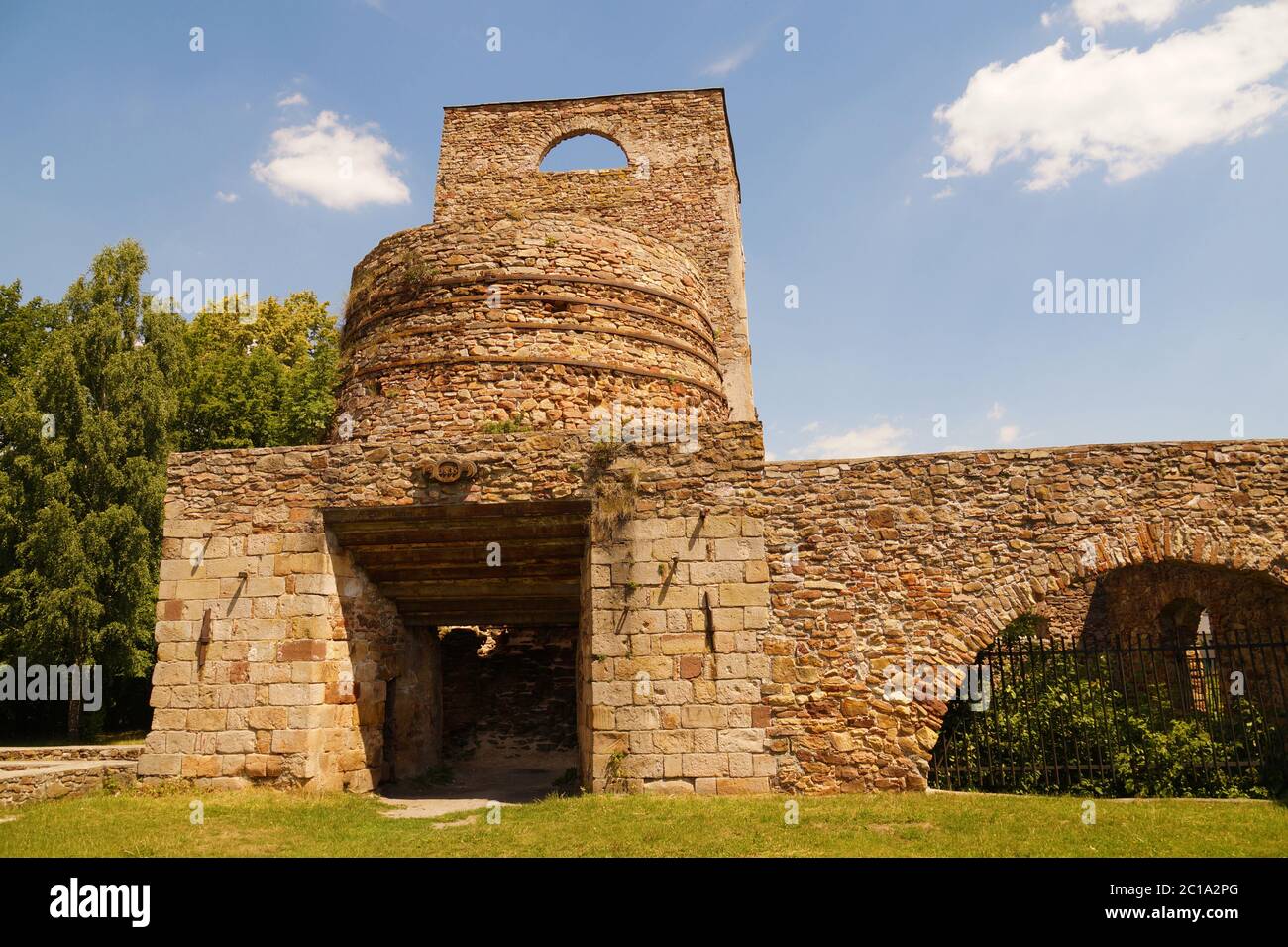 Rovine ben conservate di una vecchia ferrocia, Samsonow, Polonia. Foto Stock