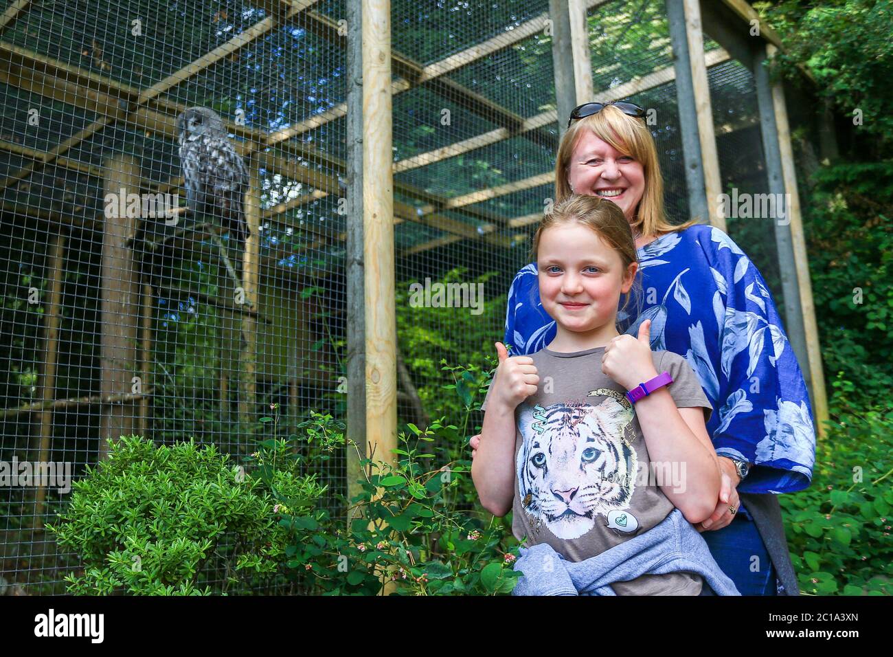 Dudley, West Midlands, Regno Unito. 15 giugno 2020. Ellie Slater, 8 anni, è con sua mamma Clare, come Dudley zoo apre le sue porte per la prima volta dal blocco del Regno Unito, con un'entrata gestita e arangement di sicurezza completa. Credit: Peter Lopeman/Alamy Live News Foto Stock