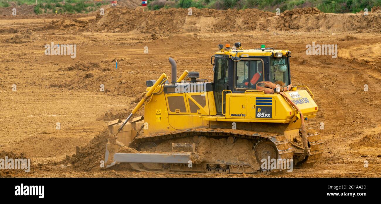 Il bulldozer Komatsu durante la fase 2 dell'espansione della cava di Kingsnord in hoo medway. Spingendo il suolo di cima scaricato per appiattirlo in un muro intorno alla miniera. Foto Stock