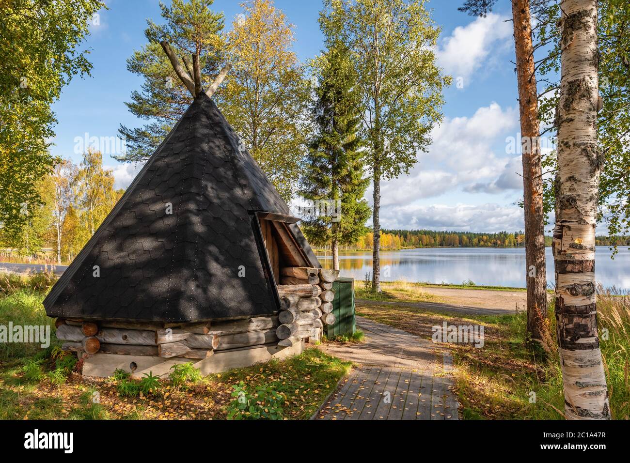 Capanna di legno vicino al lago in autunno in Finlandia Foto Stock