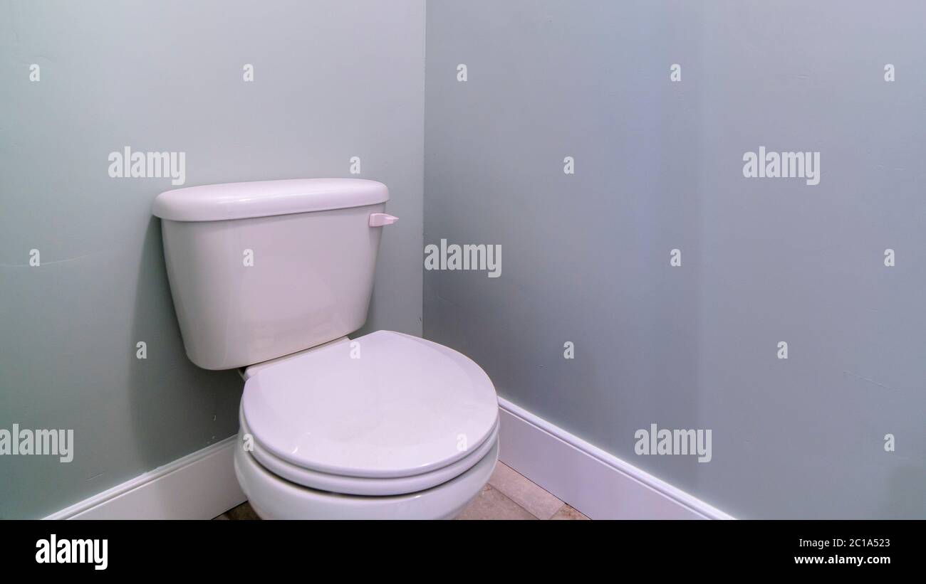 Panorama cornice chiusa toilette e cisterna in un piccolo WC Foto Stock