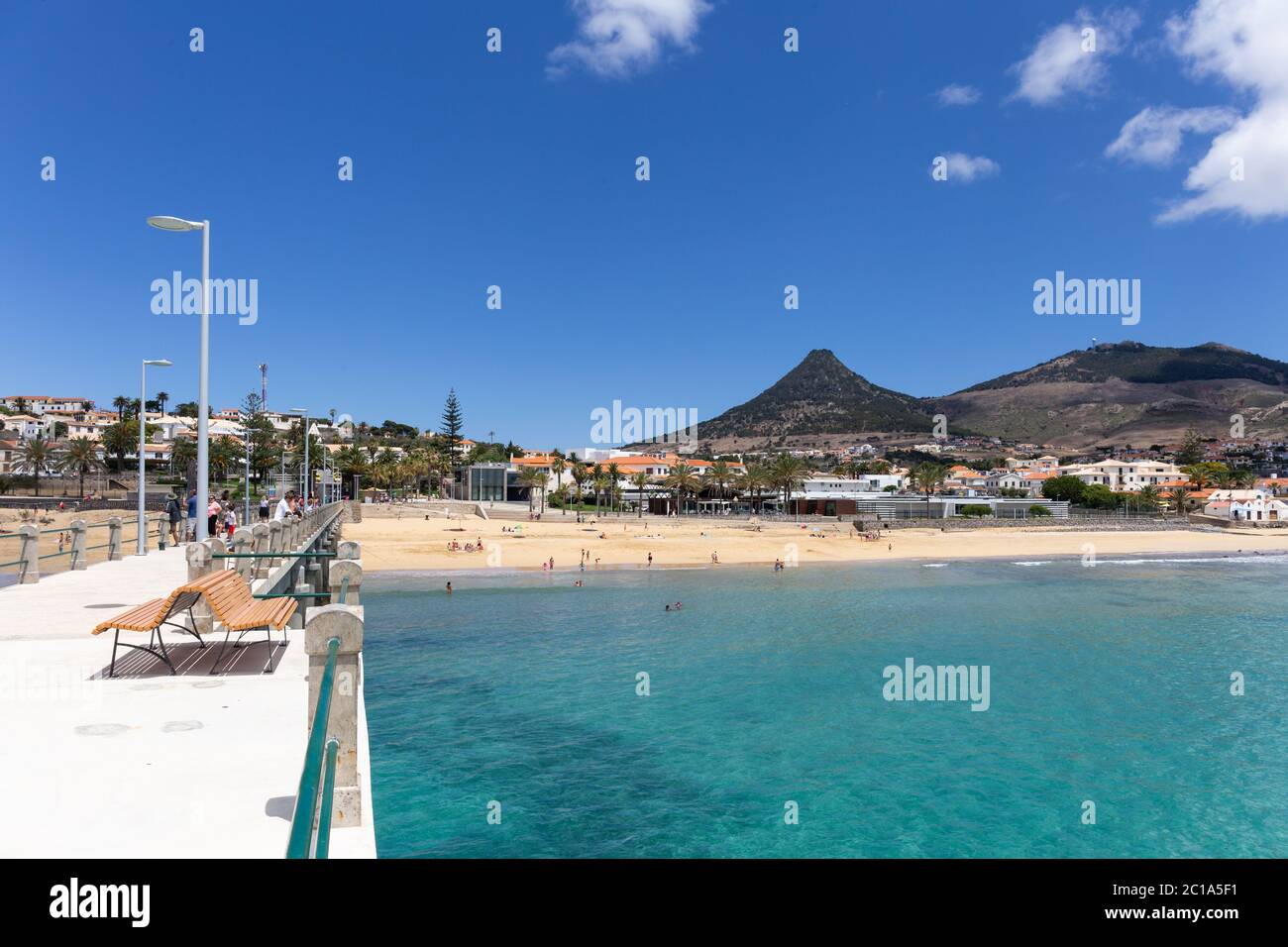 Porto Santo, Madeira, Portogallo - Giugno 2020:: Vista della spiaggia dell'isola di 'Porto Santo' da un confine con la cornice Foto Stock