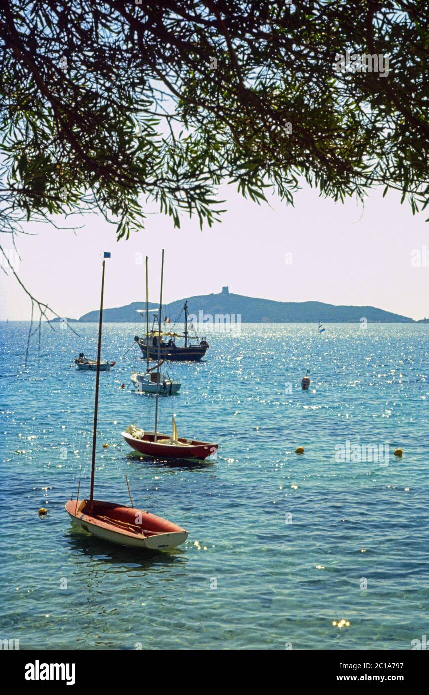 Immagini di archivio scansionate di una Corsica passata. Immagini generiche di yacht e imbarcazioni commerciali in mare. 1980 Foto Stock