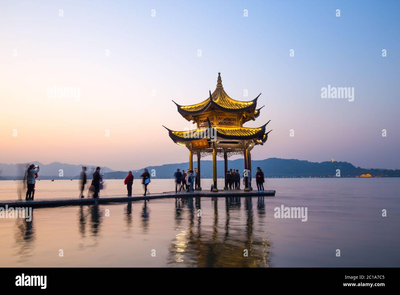 architettura di stile antico sul lago Foto Stock