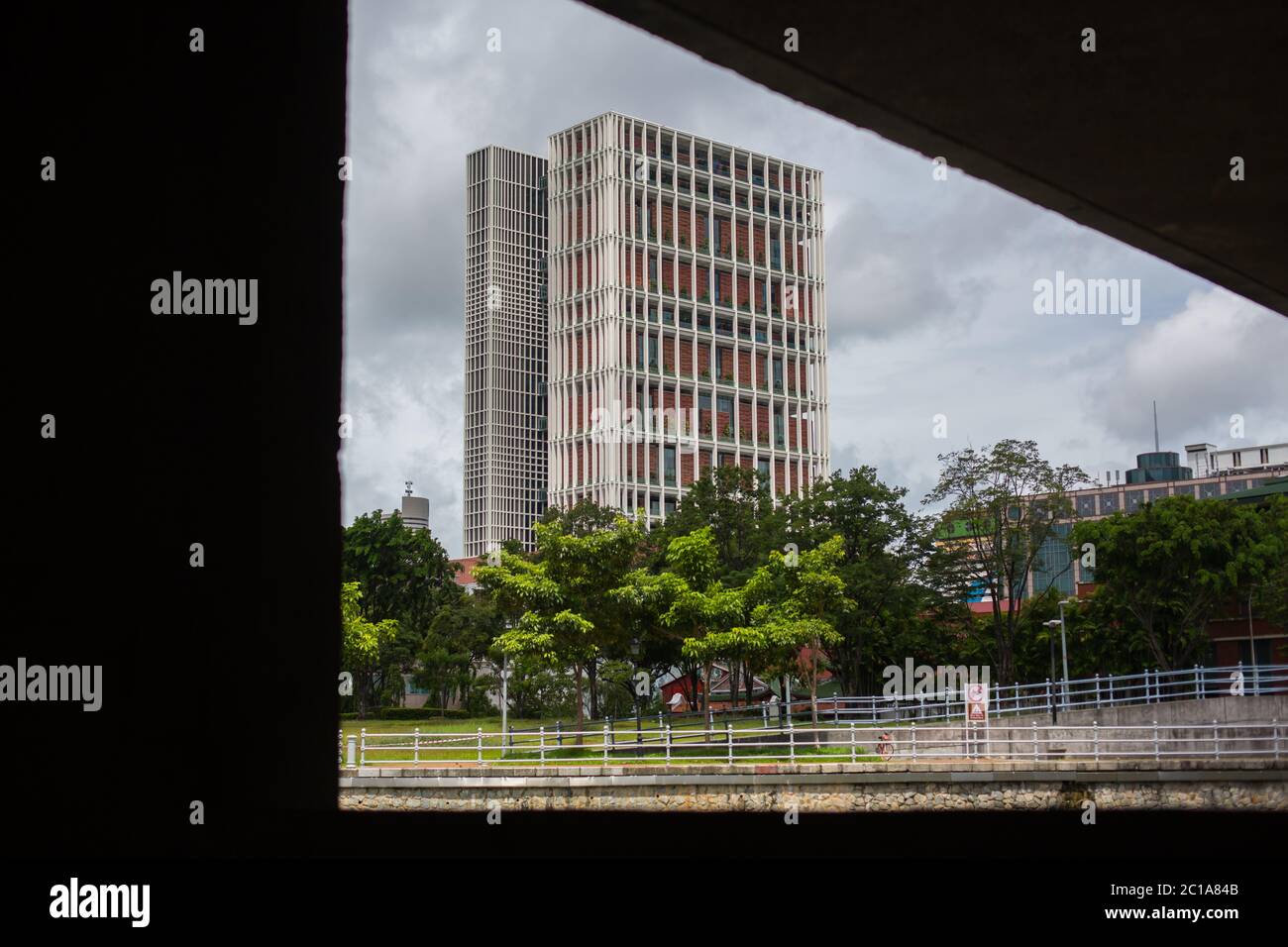 Architettura Megastructure di State Courts Towers, copia spazio. Singapore. Foto Stock