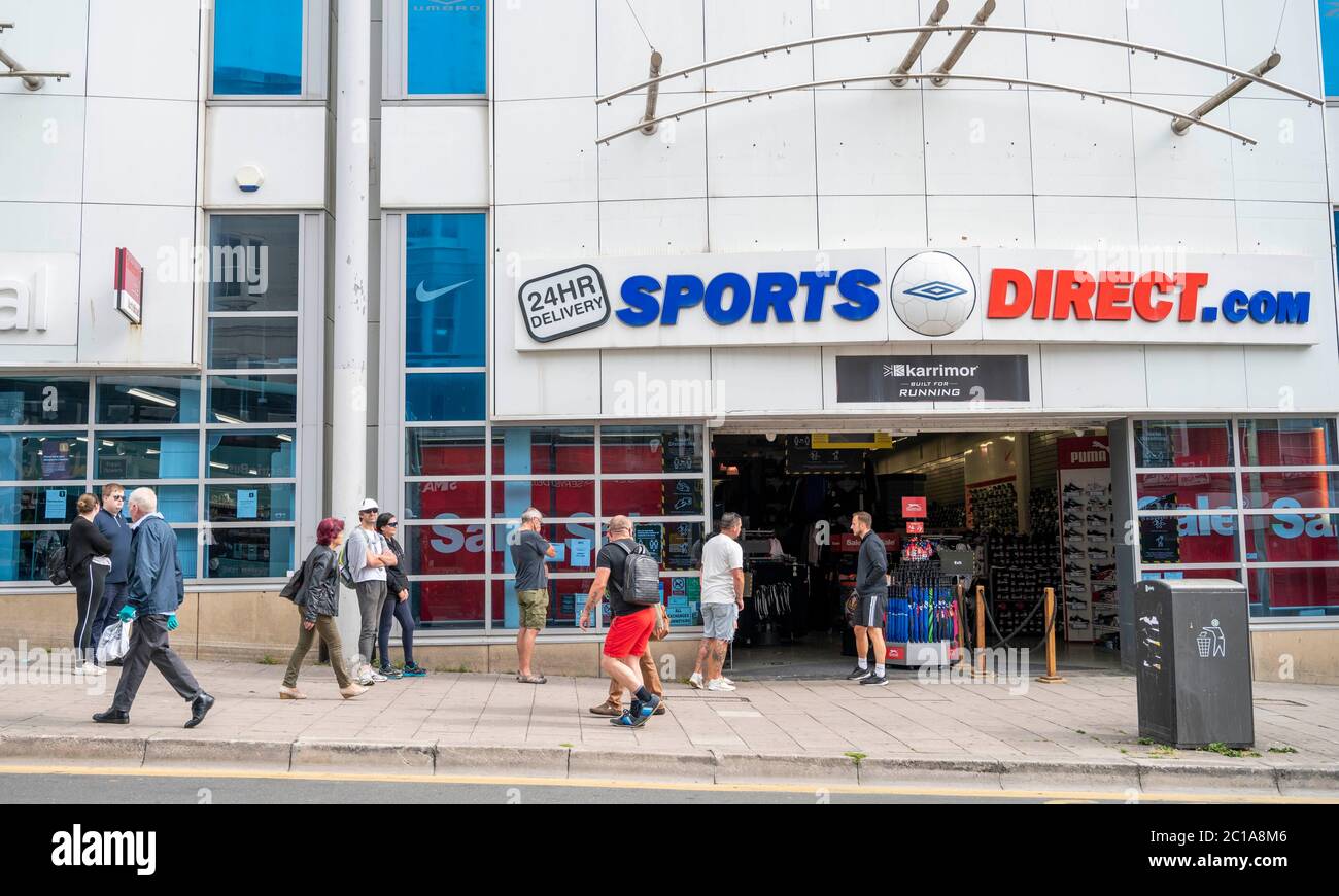 Brighton UK 15 giugno 2020 - gli acquirenti fuori in vigore a Sports Direct a Brighton come negozi non essenziali riaprono oggi in Inghilterra dopo le restrizioni di blocco sono ulteriormente attenuati durante il coronavirus COVID-19 pandemia crisi: Credit Simon Dack / Alamy Live News Foto Stock