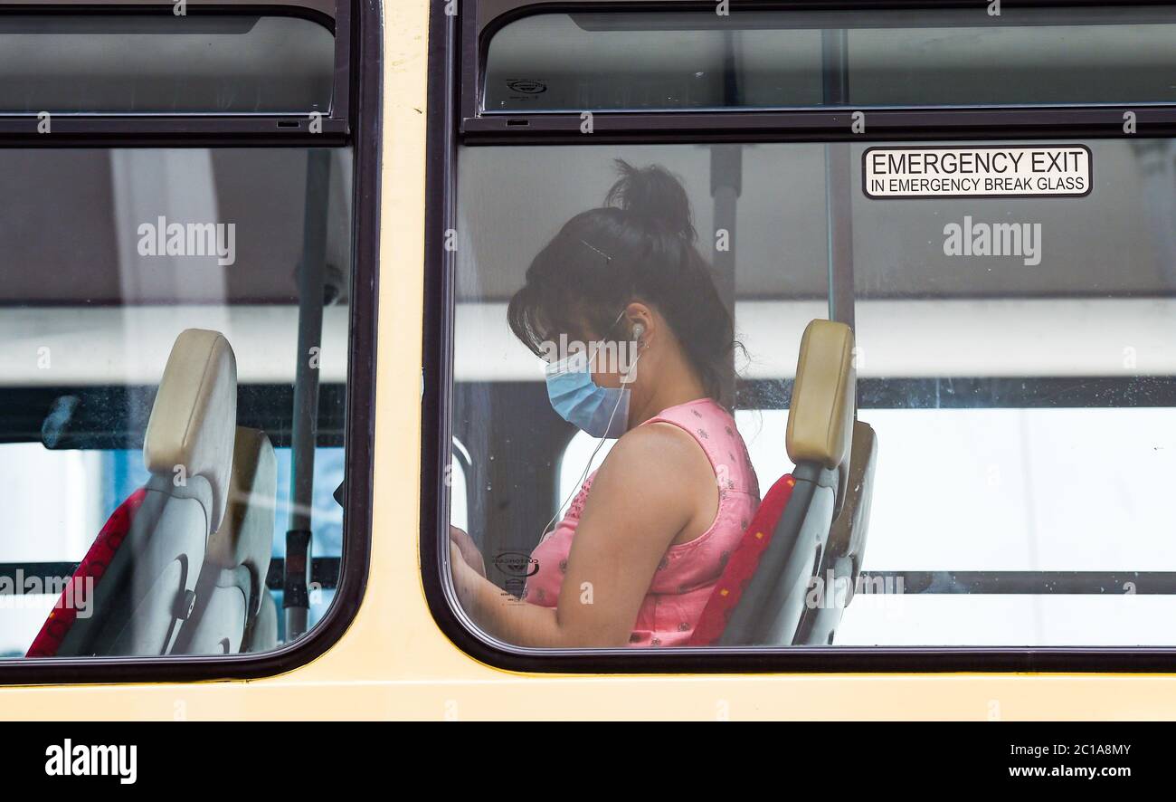 Brighton UK 15 giugno 2020 - UN passeggero di autobus che indossa una maschera a Brighton come negozi non essenziali riaprono oggi in Inghilterra dopo le restrizioni di blocco sono ulteriormente attenuati durante il coronavirus COVID-19 pandemia crisi: Credit Simon Dack / Alamy Live News Foto Stock