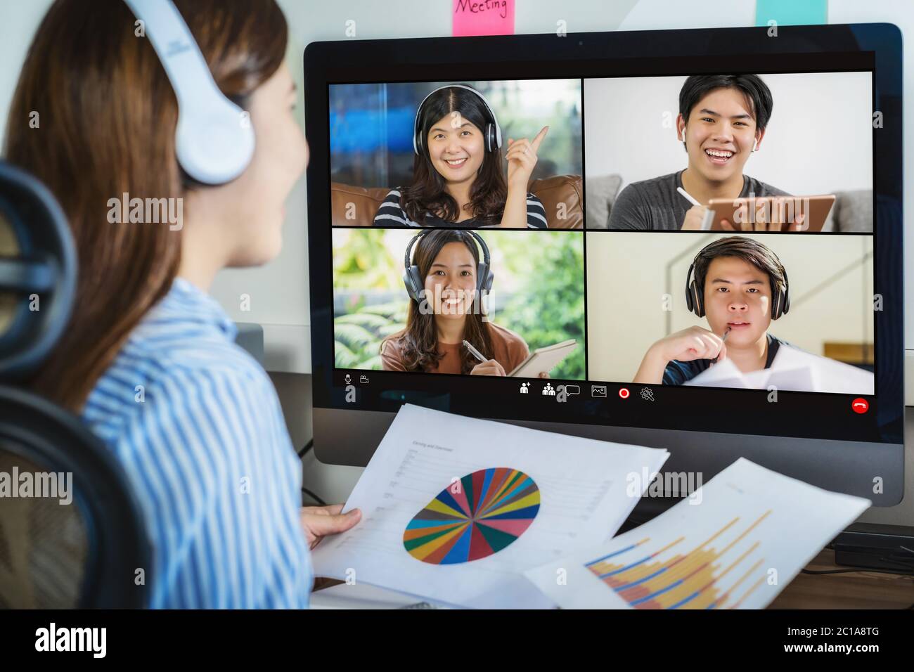 Vista posteriore di una donna d'affari asiatica che lavora e riunione online tramite videoconferenza con colleghi e team building quando Covid-19 pandemic,Coronavirus o Foto Stock Vista posteriore di una donna d'affari asiatica che lavora e riunione online tramite videoconferenza con colleghi e team building quando Covid-19 pandemic,Coronavirus o Foto Stock