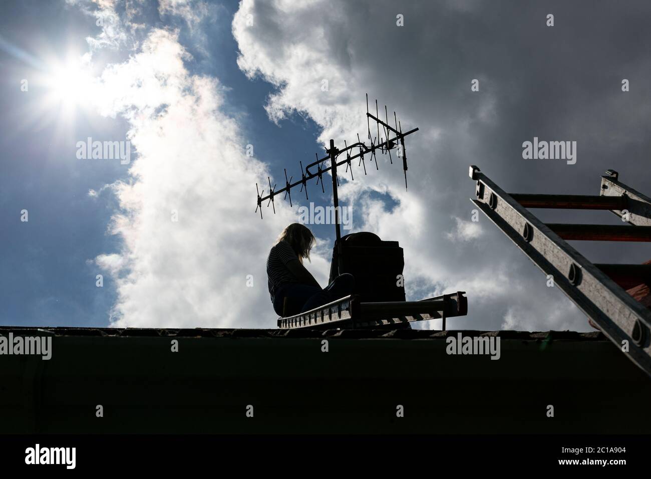 Settore edile, Casa, Edilizia - attività, lavoratori edili, Regno Unito, Donne, tetto, tirocinante, lavoro, Riparazione, Roofer, cantiere, Foto Stock