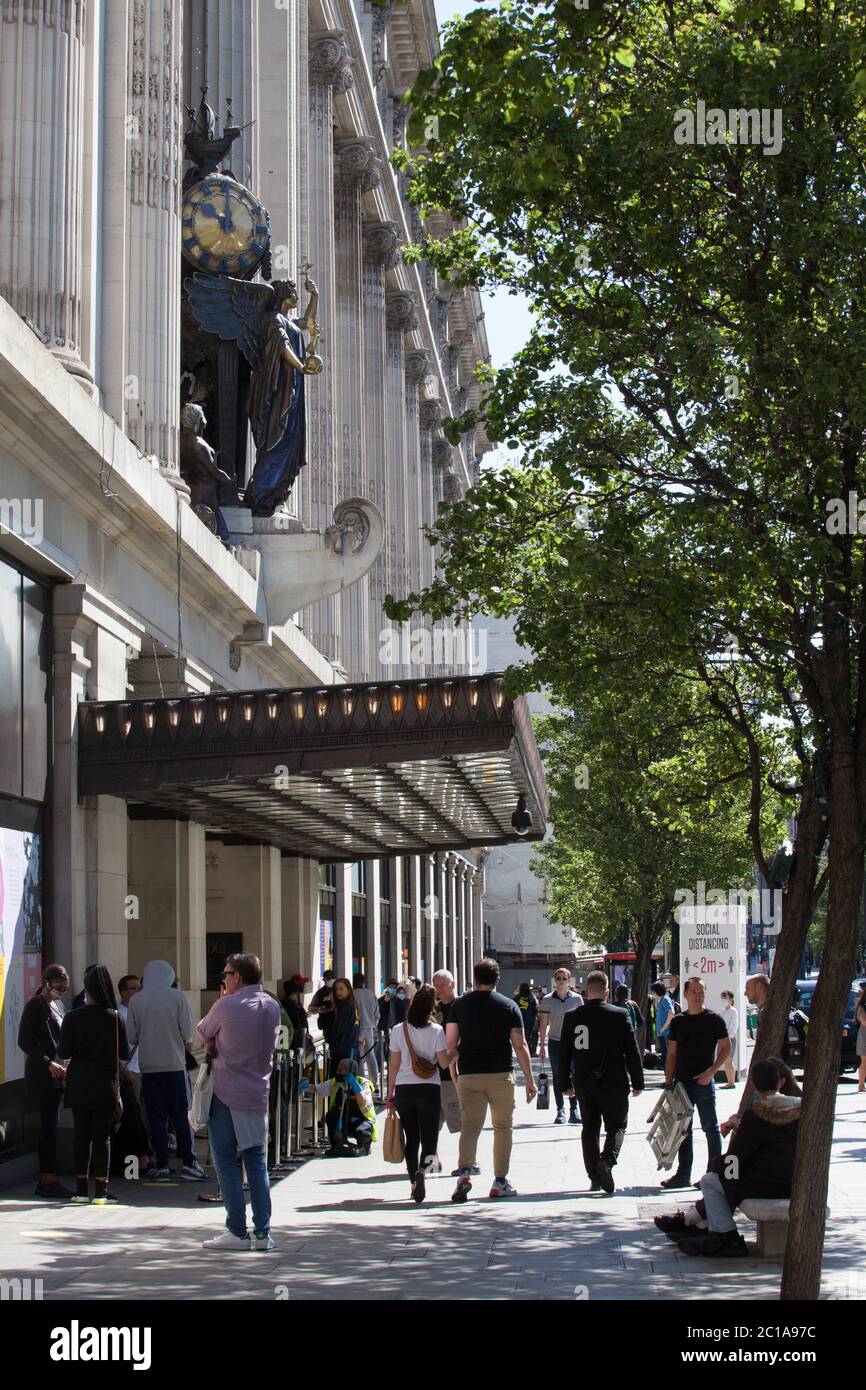 Londra, UK, 15 giugno 2020: I negozi non essenziali sono ora autorizzati a riaprire e gli acquirenti di Oxford Street festeggiano le spese presso Primark, Selfridges, Zara e Marks & Spencer. Anna Watson/Alamy Live News Foto Stock