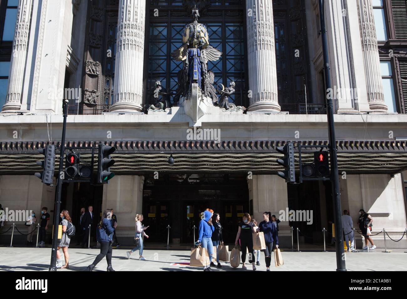 Londra, UK, 15 giugno 2020: I negozi non essenziali sono ora autorizzati a riaprire e gli acquirenti di Oxford Street festeggiano le spese presso Primark, Selfridges, Zara e Marks & Spencer. Anna Watson/Alamy Live News Foto Stock