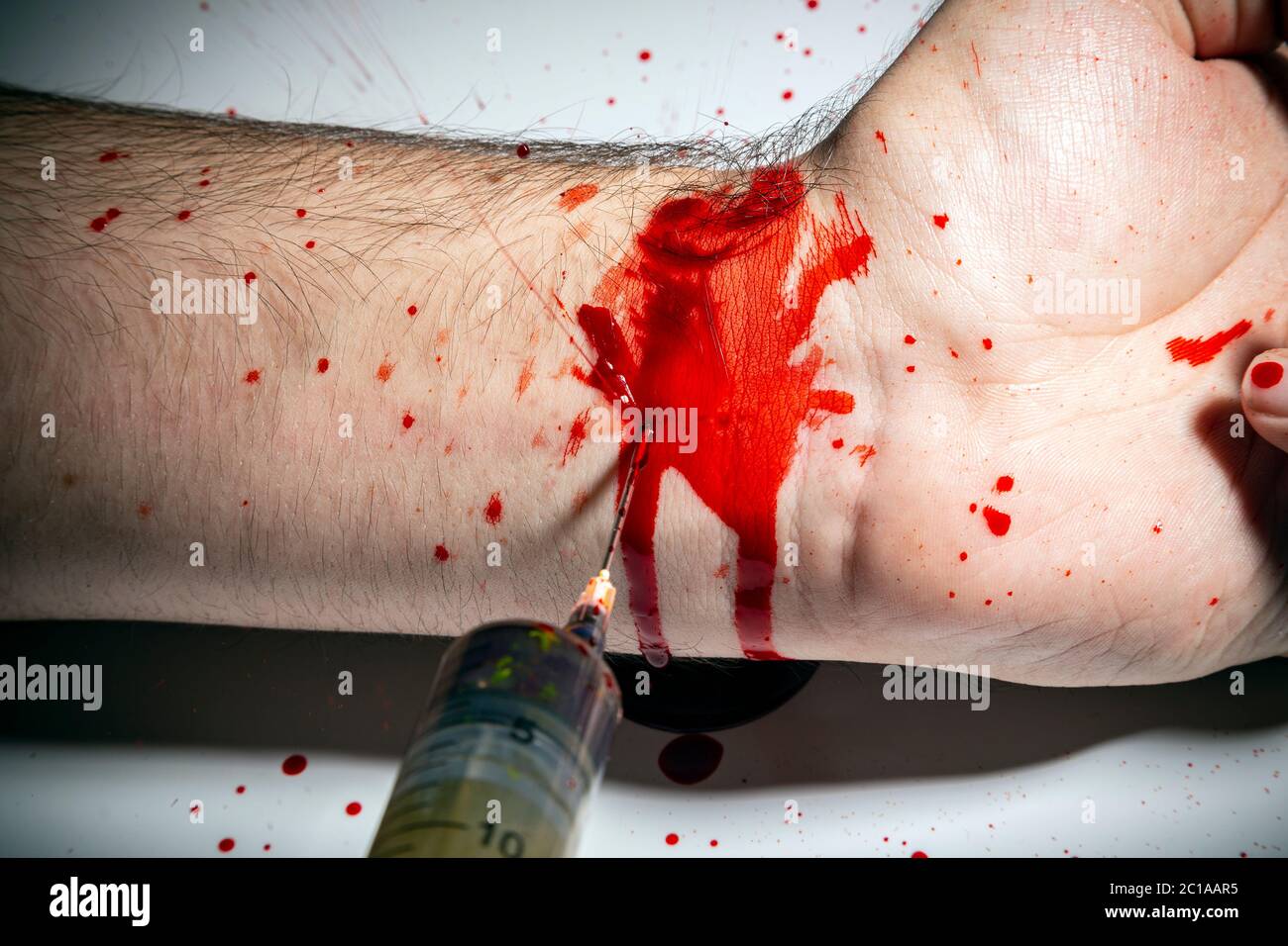 Farmaco ricreativo, homelessness, abuso di droghe, narcotico, uomo, cucchiaio, Regno Unito, AIDS, Addict, Addiction, Adulto, solo adulti, braccio, accendisigari, primo piano, Foto Stock