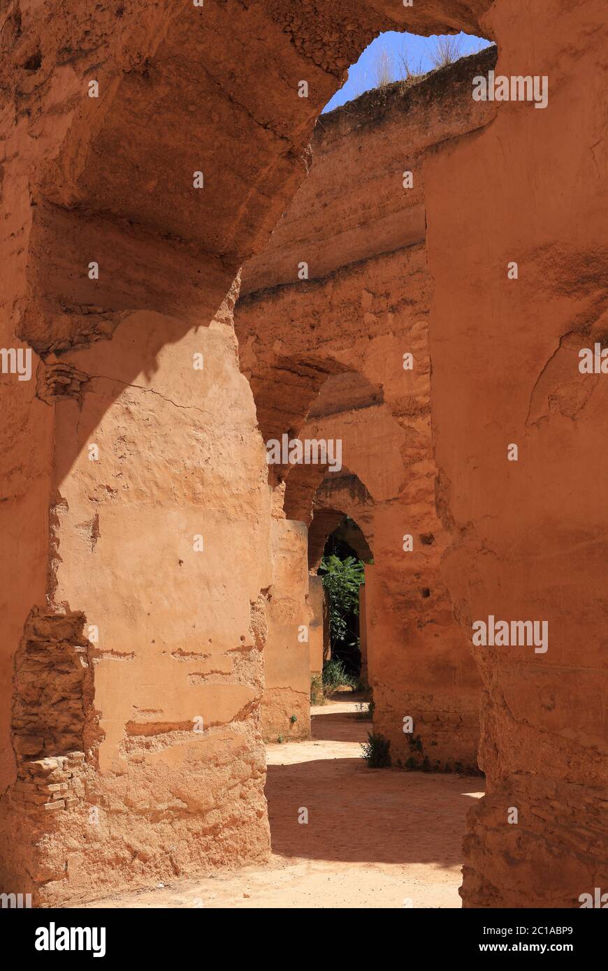 Gli archi medievali in rovina delle massicce scuderie reali di Heri es-Souani e dei granai di Moulay Ismail nella città imperiale di Meknes, Marocco. Foto Stock