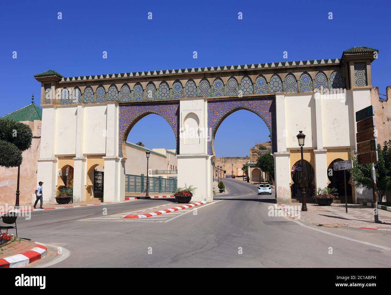 Meknes, Marocco. Una bella porta cittadina a doppio arco in stile arabo islamico presso il Mausoleo di Moulay Ismail nel centro storico della città imperiale. Foto Stock