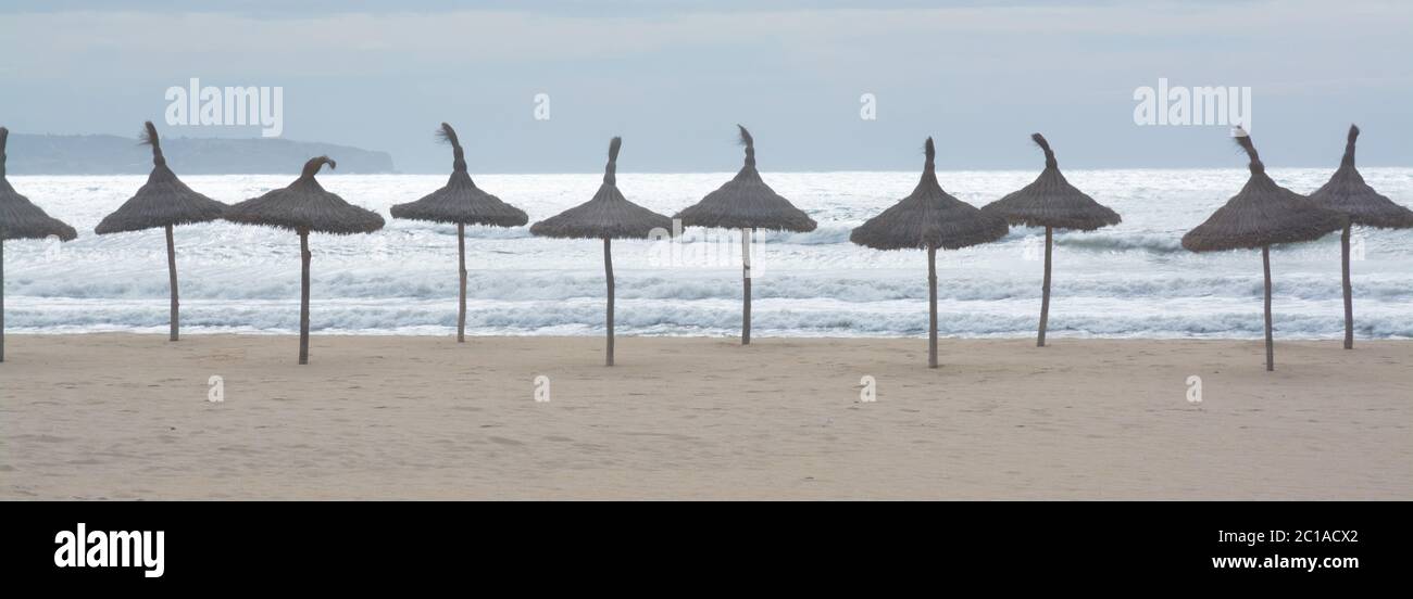 Parasol lineup panorama Mallorca, Spagna Foto Stock