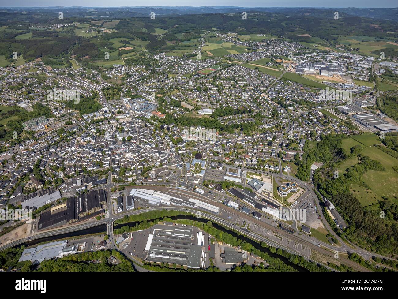 Vista aerea, vista sulla città, stazione ferroviaria di Attendorn, ingresso Attahöhle, Parco industriale Ennest-Askay, Attendorn, Sauerland, Renania Settentrionale-Vestfalia, Ger Foto Stock