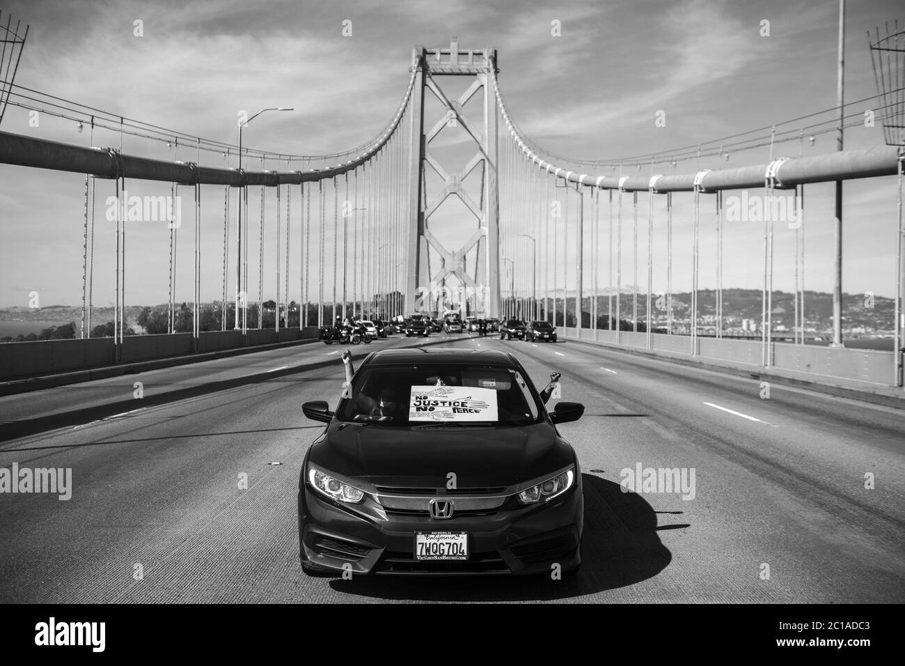 San Francisco, California. 14 Giugno 2020. I manifestanti hanno chiuso la direzione ovest del Bay Bridge verso San Francisco, California, il 14 giugno 2020 dopo la morte di George Floyd. Credit: Chris Tuite/spazio immagini/Media Punch/Alamy Live News Foto Stock