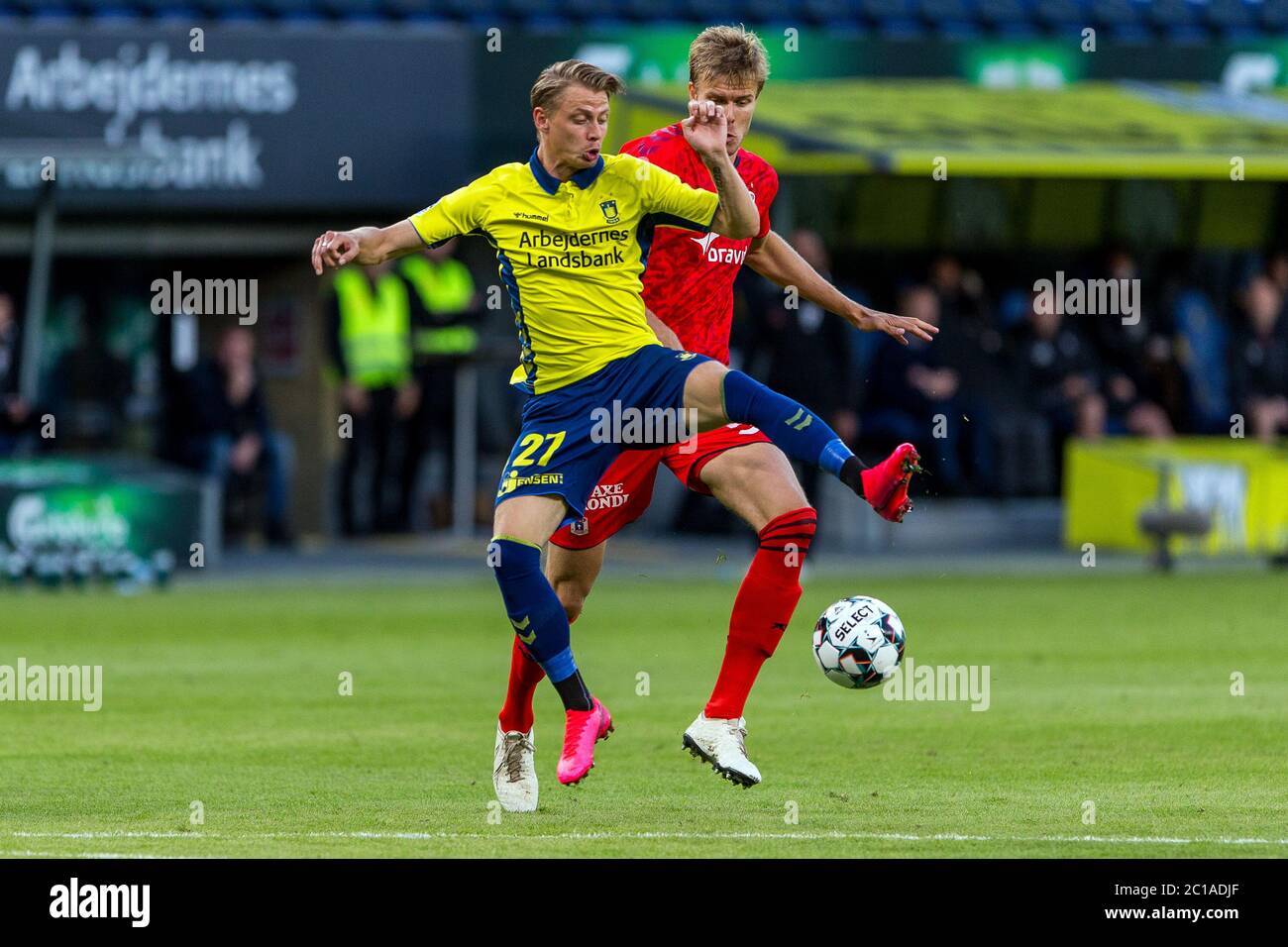 Brondby, Danimarca. 14 Giugno 2020. Simon Hedlund (27) di Broendby IF e Frederik Tingager (5) di AGF visto durante la partita 3F Superliga tra Broendby IF e AGF al Brondby Stadium. (Photo Credit: Gonzales Photo/Alamy Live News Foto Stock