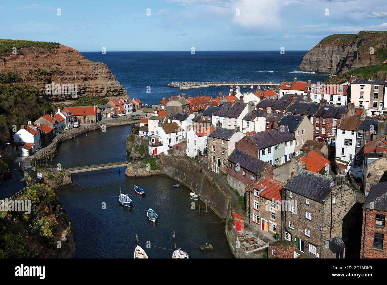 Vista sullo storico villaggio di pescatori di Staithes sulla costa nord-orientale, Staithes, North Yorkshire, Inghilterra, Regno Unito, Europa Foto Stock