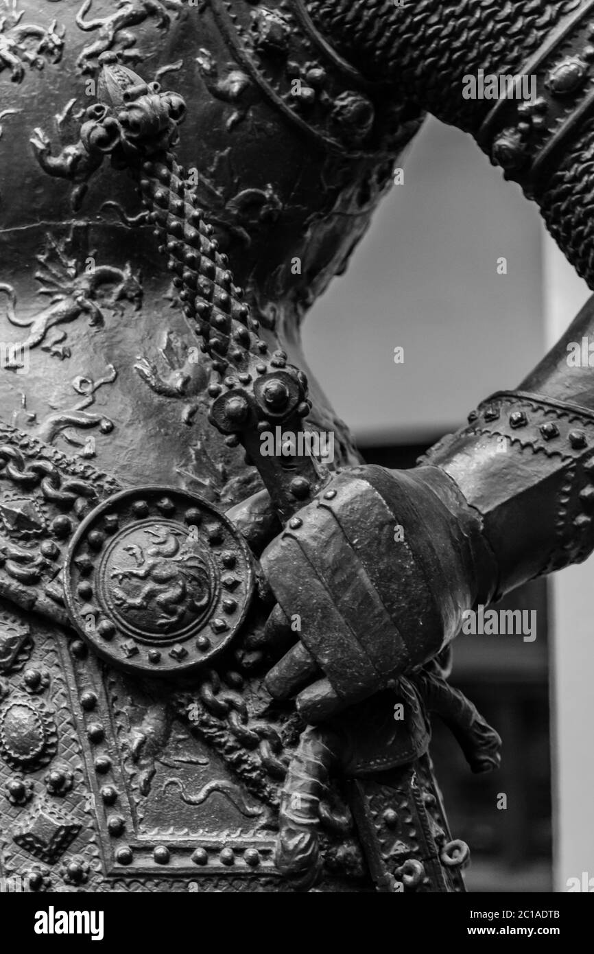 Mano nella corazza del cavaliere medievale statua Foto Stock