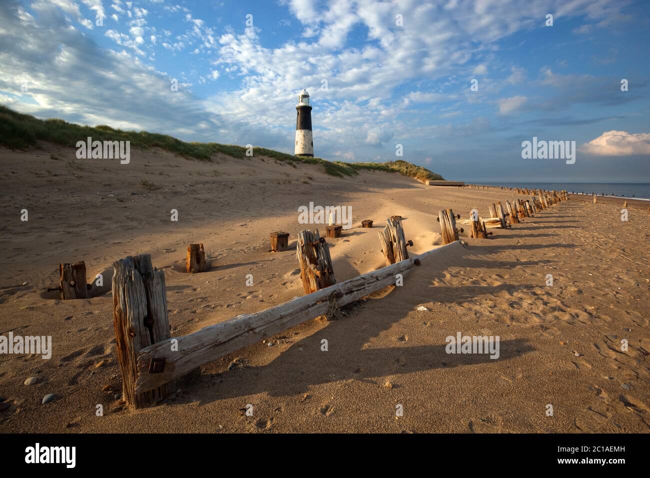 Decadente molo in legno e il vecchio faro di Spurn Point sulla testa di ritorno, vicino a Kingston upon Hull, East Riding of Yorkshire, Inghilterra, Regno Unito, EUR Foto Stock