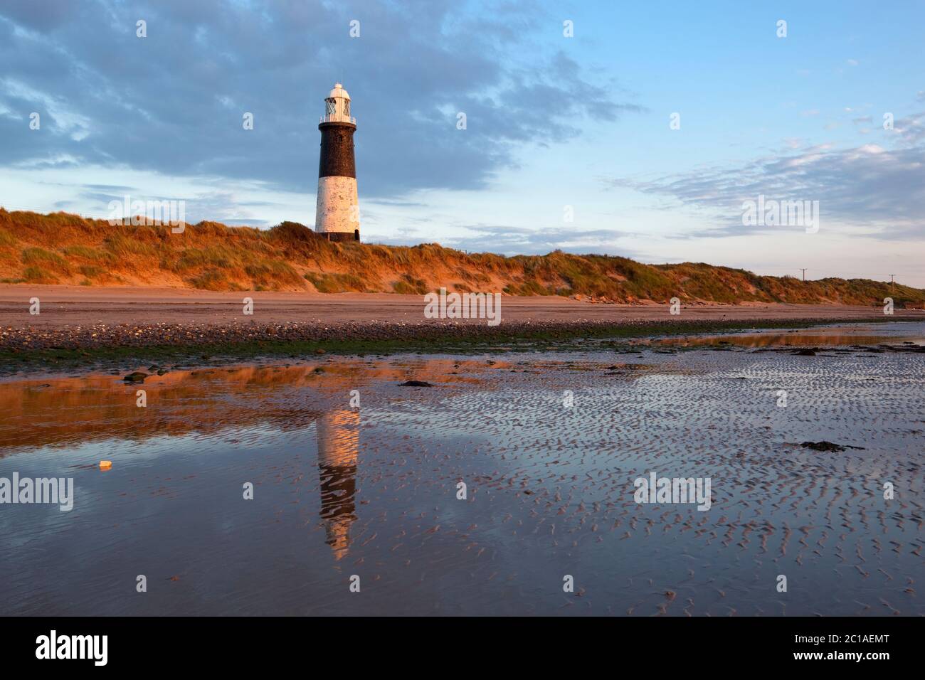Dune di sabbia e il vecchio faro di Spurn Point sulla testa di ritorno, vicino a Kingston upon Hull, East Riding of Yorkshire, Inghilterra, Regno Unito, Europa Foto Stock