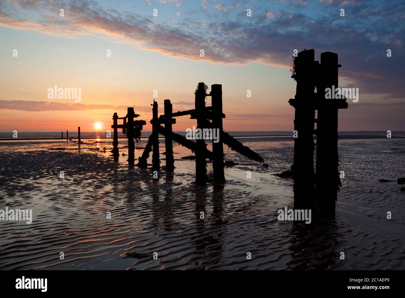 Decadendo pali di legno del vecchio molo al tramonto sulla testa di ritorno, vicino a Kingston upon Hull, East Riding dello Yorkshire, Inghilterra, Regno Unito, Europa Foto Stock