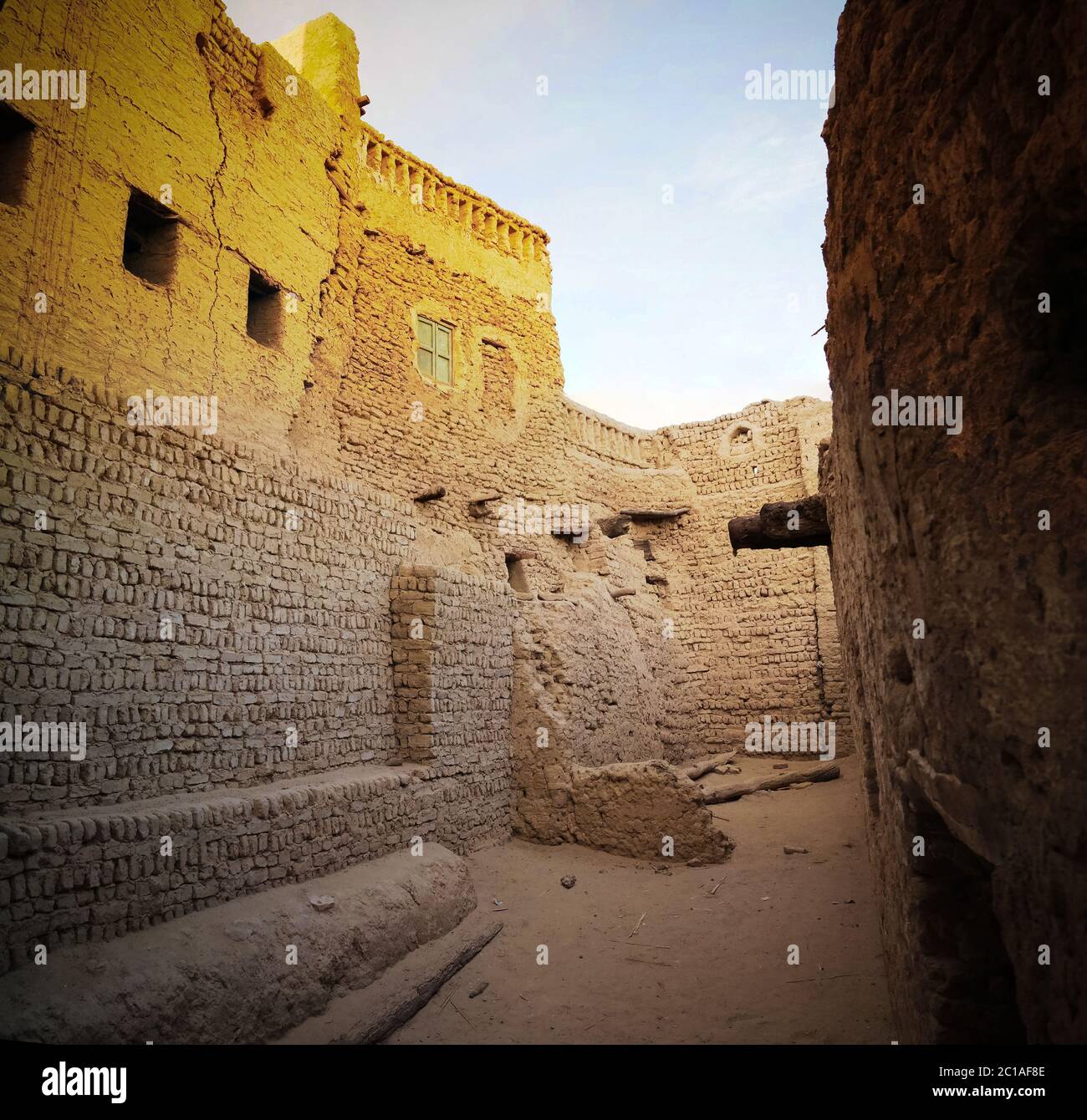 Vista sulla strada verso la città vecchia di Balat, nell'oasi di Dakhla, Egitto Foto Stock