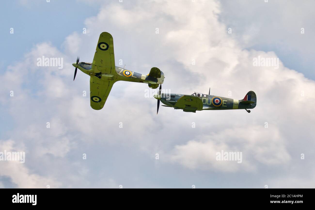 Hawker Sea Hurricane ‘Z7015’ & Supermarine Spitfire ‘AR501’ in occasione del Fly Navy Airshow del 2018 a Shuttleworth Foto Stock