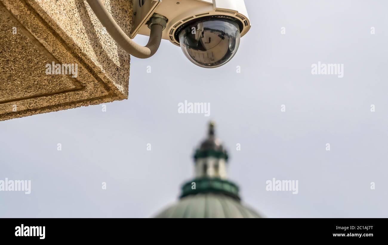 Panorama Frame telecamera a cupola di sicurezza per esterni con sfondo Utah state Capital Building Foto Stock