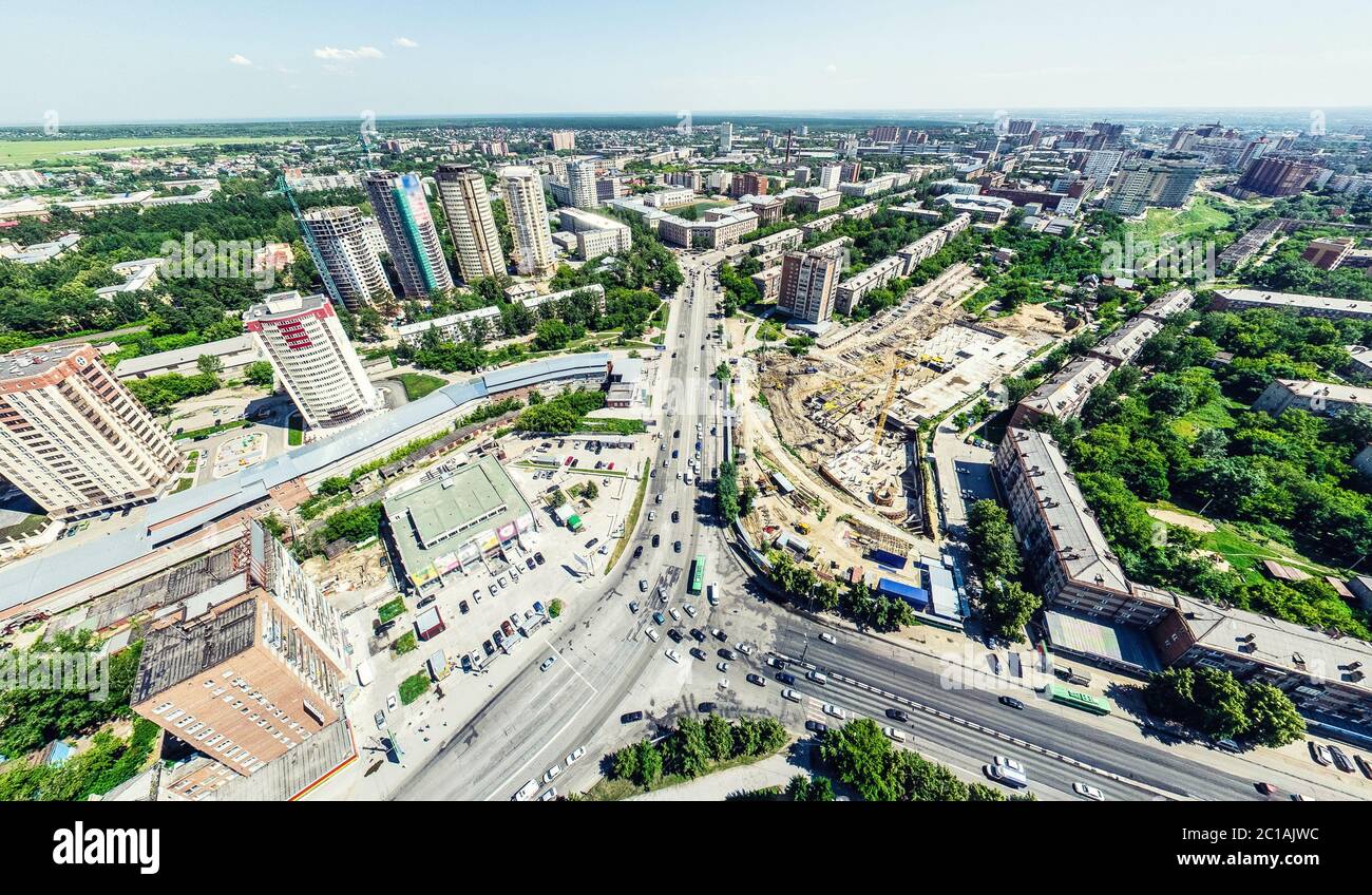 Antenna vista città con incroci e strade, case, edifici, parchi e parcheggi. Estiva soleggiata immagine panoramica Foto Stock