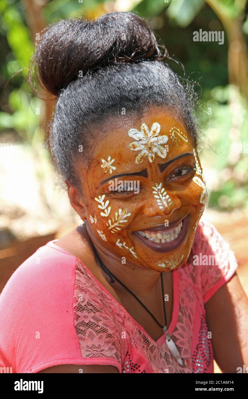 Donna africana locale con pittura tradizionale del viso, Ampangorinana Village, Isola di Nosy Komba, Madagascar. Foto Stock