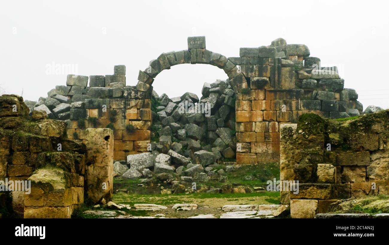 Un grande porticato a Apamea nella nebbia, parzialmente distrutto da Iside, Siria Foto Stock