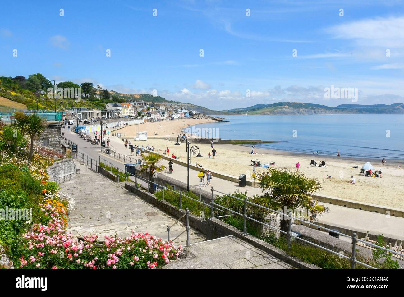 Lyme Regis, Dorset, Regno Unito. 15 giugno 2020. Regno Unito Meteo. Visitatori e famiglie sulla spiaggia godendo del caldo sole presso la località balneare di Lyme Regis in Dorset. Immagine: Graham Hunt/Alamy Live News Foto Stock