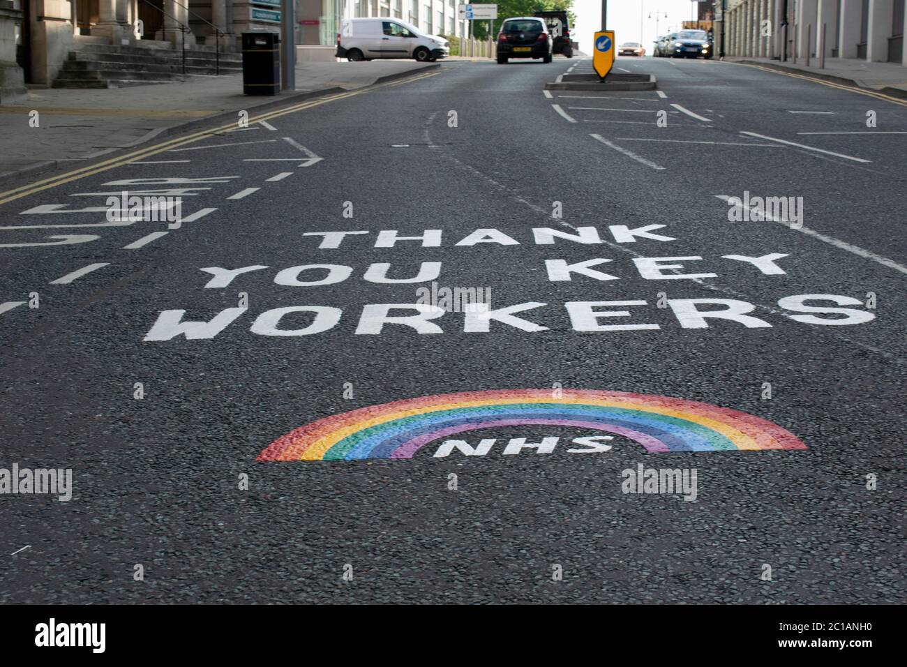 Via che segna fuori Stockport Town Hall durante la pandemia di coronavirus con testo grazie lavoratori chiave e NHS arcobaleno Foto Stock