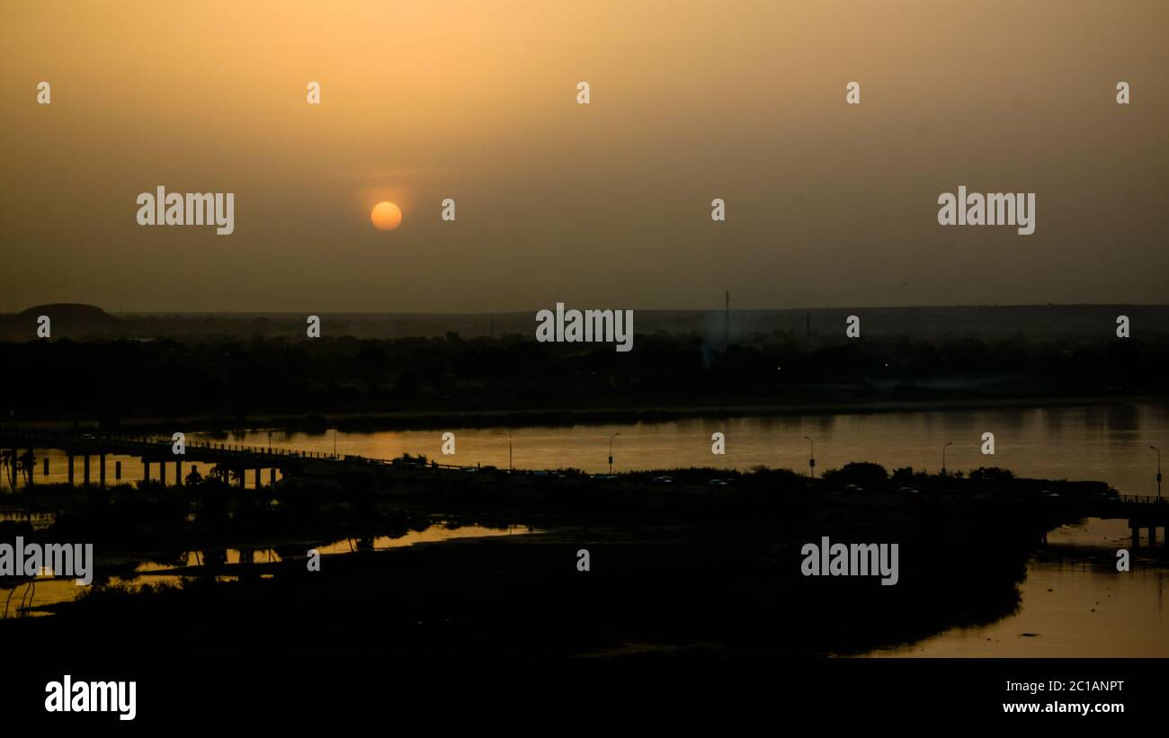 Vista aerea del fiume Niger a Niamey al tramonto Niger Foto Stock