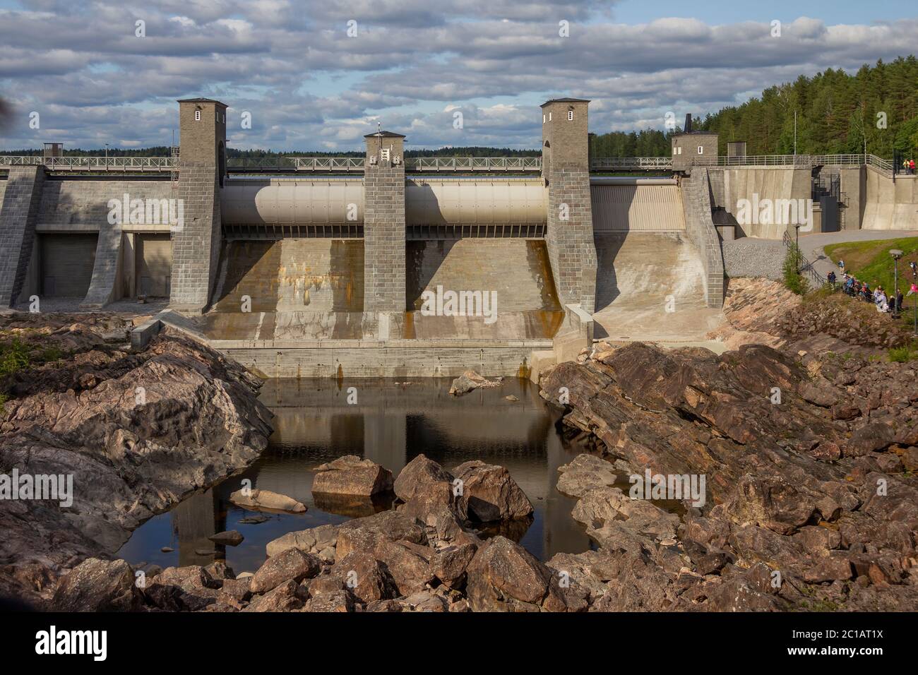Le rapide di Imatra (Imatrankoski) sul fiume Vuoksa in Imatra. Sversamenti sulla centrale idroelettrica diga spettacolo musicale. Paesaggio nazionale della Finlandia Foto Stock