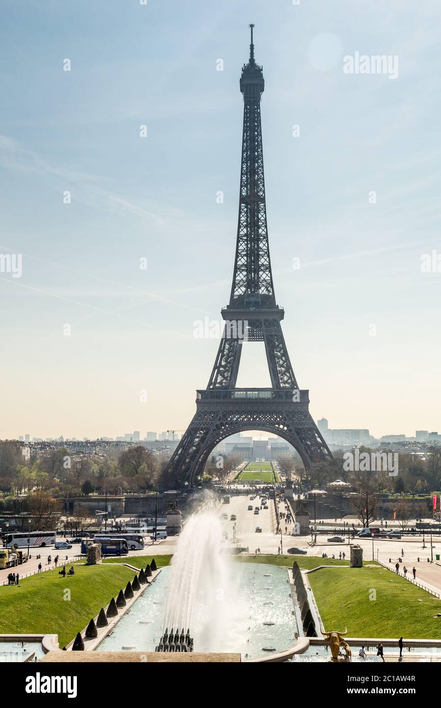 Torre Eiffel e fontana ai Jardins du Trocadero all'alba di Parigi, Francia. Sfondo del viaggio Foto Stock