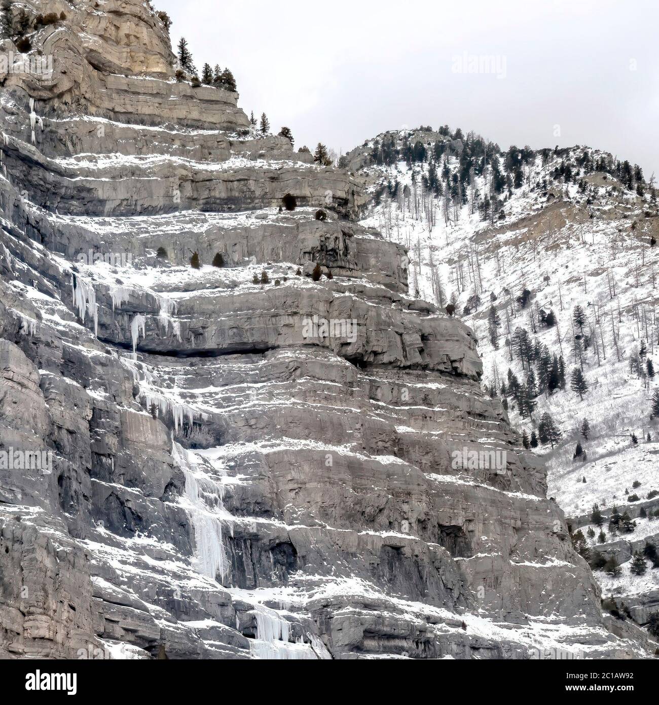 Square Bridal Veil Falls nel Provo Canyon con acqua su ripide pendii congelati in inverno Foto Stock