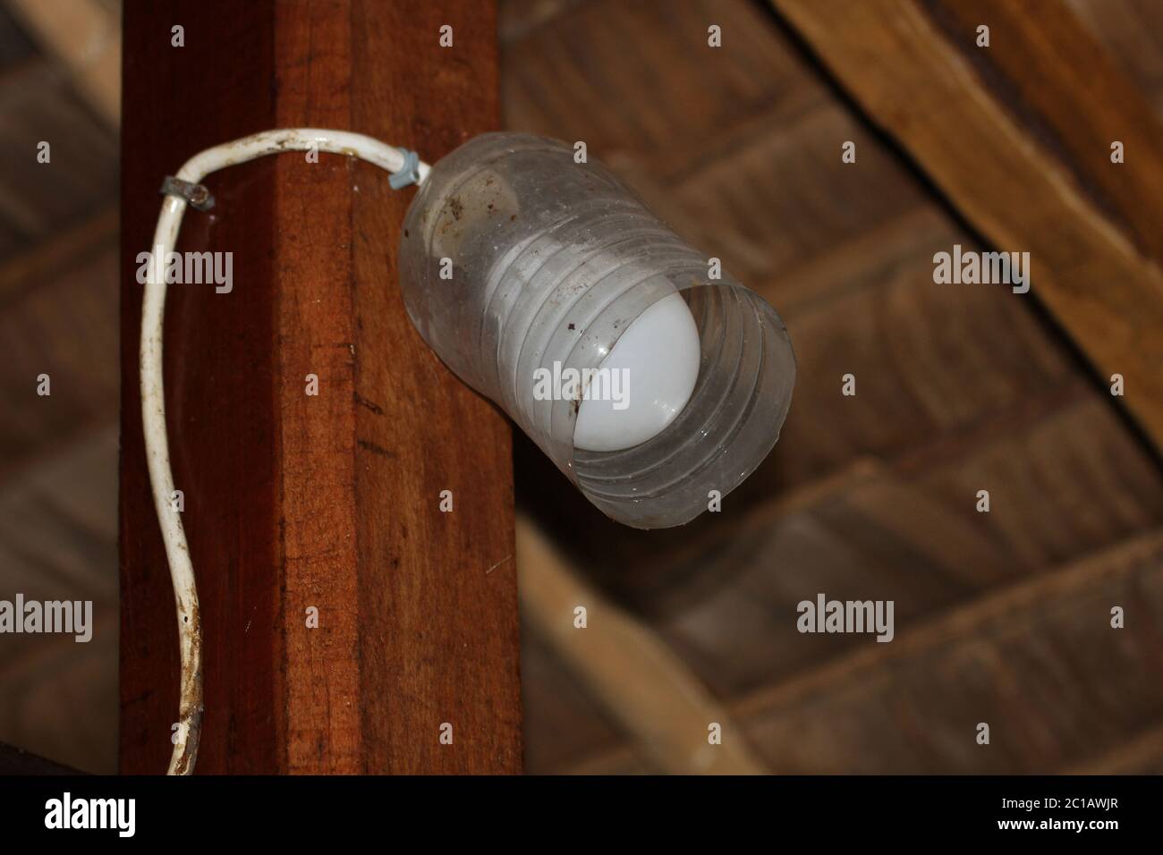 Luce che si adatta LED riciclaggio globo, 293 su Komba Guest House, Ampangorinana Village, Nosy Komba Island, Madagascar Foto Stock