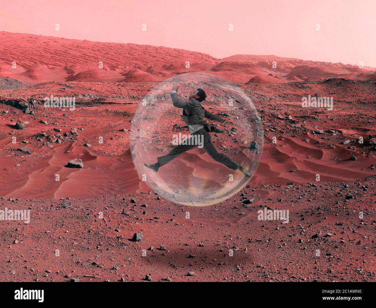 Immaginate che le persone vivano su Marte. Primo piano paesaggio di un pianeta abbandonato, bellezza della vita su Marte. Lavoratore in ufficio in una camera di ossigeno protettiva, bolla. Esplorazione dell'ignoto e della vita in un nuovo spazio. Foto Stock